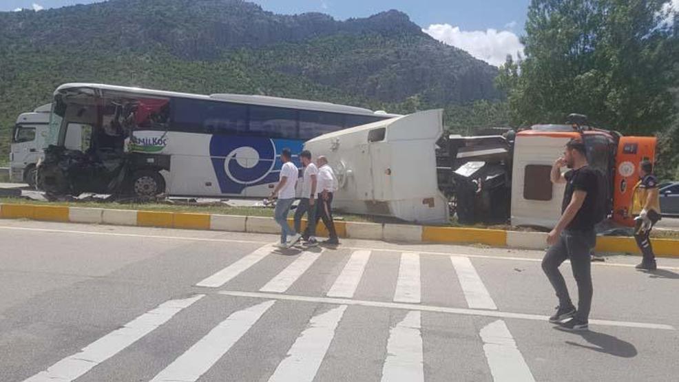 Yolcu otobüsü, yol temizleme aracına çarptı: 1 ölü, 15 yaralı
