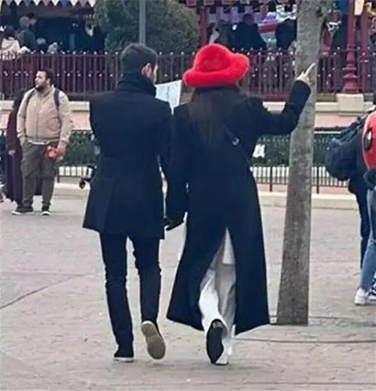 Hande Erçel ile Hakan Sabancı el ele poz verdi