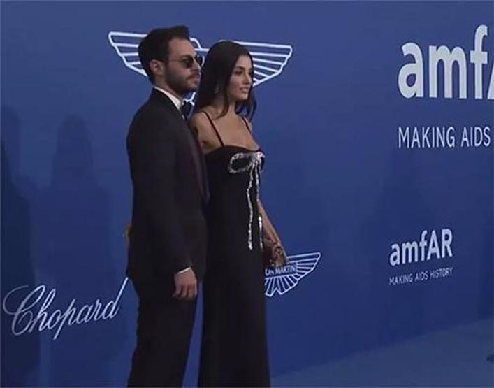 Hande Erçel ile Hakan Sabancı el ele poz verdi