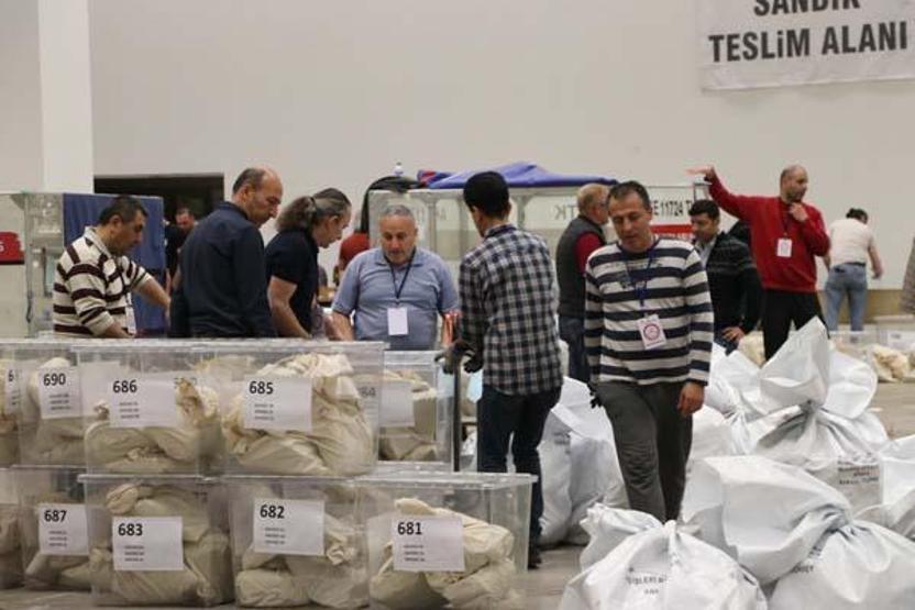 Yurt dışında kullanılan oylar seçim sandıklarına konuldu