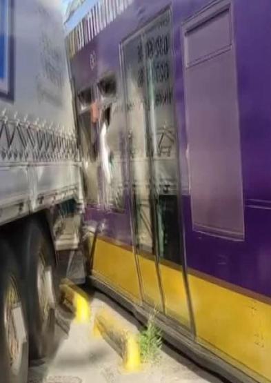 Zeytinburnunda tramvay TIRın dorsesine çarptı