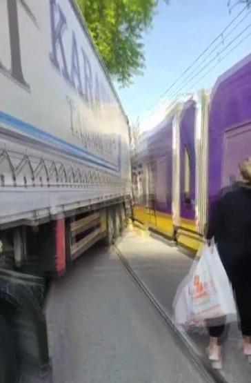 Zeytinburnunda tramvay TIRın dorsesine çarptı