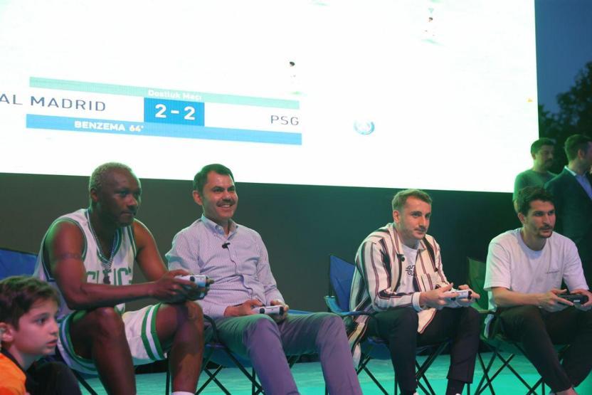 Bakan Kurum, Çekmeköyde ünlü futbolcularla bir araya geldi