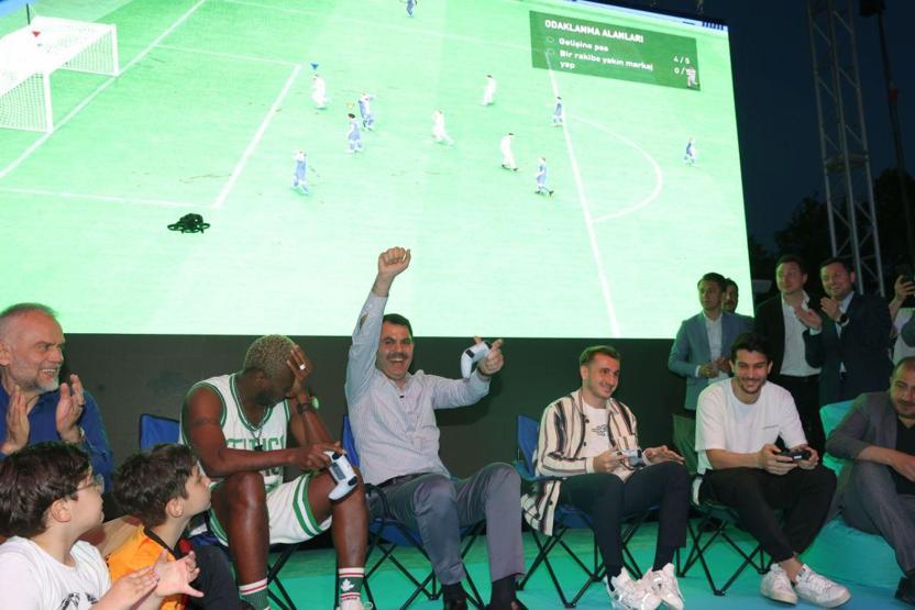 Bakan Kurum, Çekmeköyde ünlü futbolcularla bir araya geldi