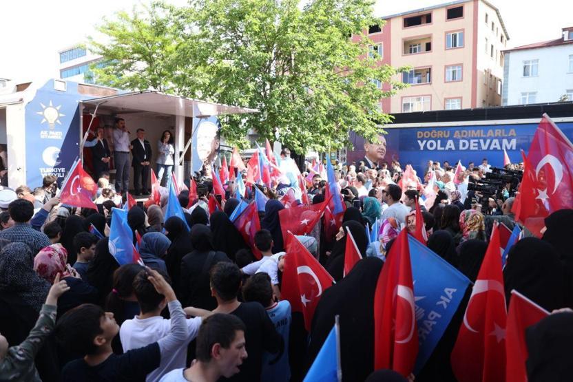 Bakan Kurum, Çekmeköyde ünlü futbolcularla bir araya geldi