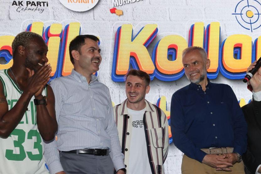 Bakan Kurum, Çekmeköyde ünlü futbolcularla bir araya geldi