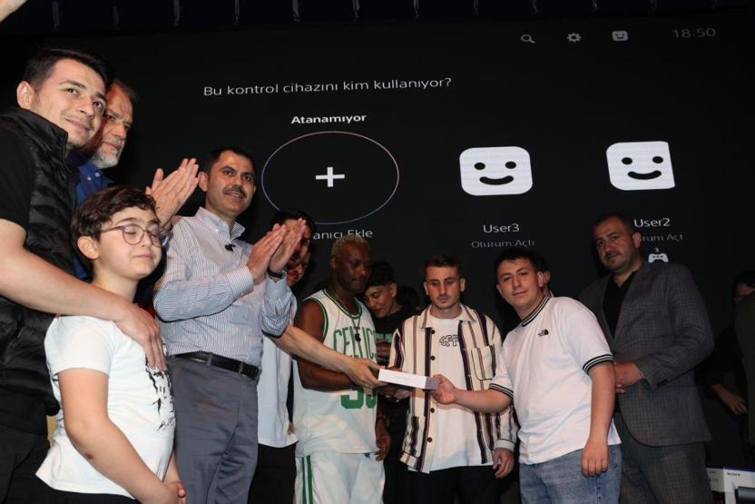 Bakan Kurum, Çekmeköyde ünlü futbolcularla bir araya geldi