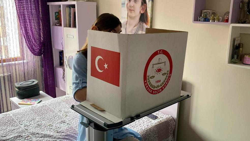 Dünyanın en uzun boylu kadını, oyunu seyyar sandıkta kullandı