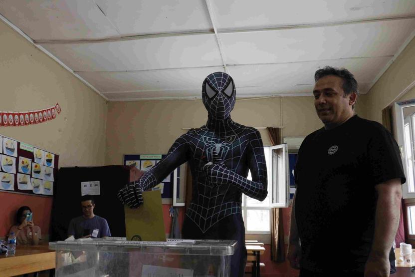 Türkiyeden seçim manzaraları: Sandık başından renkli görüntüler