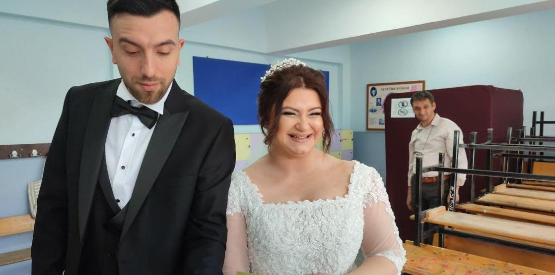 Gelinlik ve damatlıkla sandıklara gittiler
