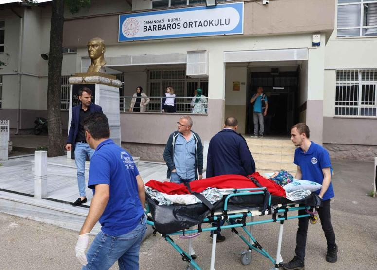 Gelinlik ve damatlıkla sandıklara gittiler