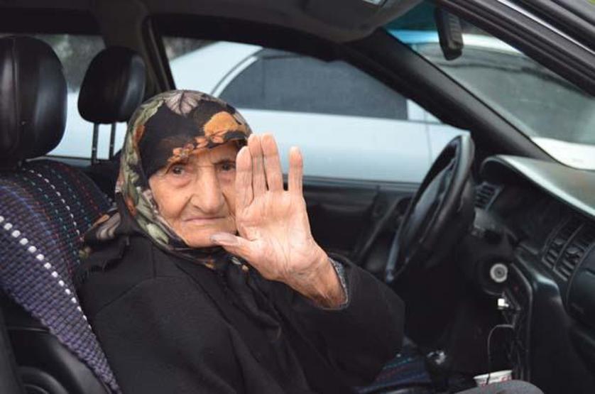 115 yaşında tekerlekli sandalyeyle getirildiği okulda oy kullandı