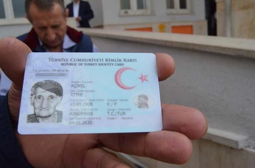 115 yaşında tekerlekli sandalyeyle getirildiği okulda oy kullandı