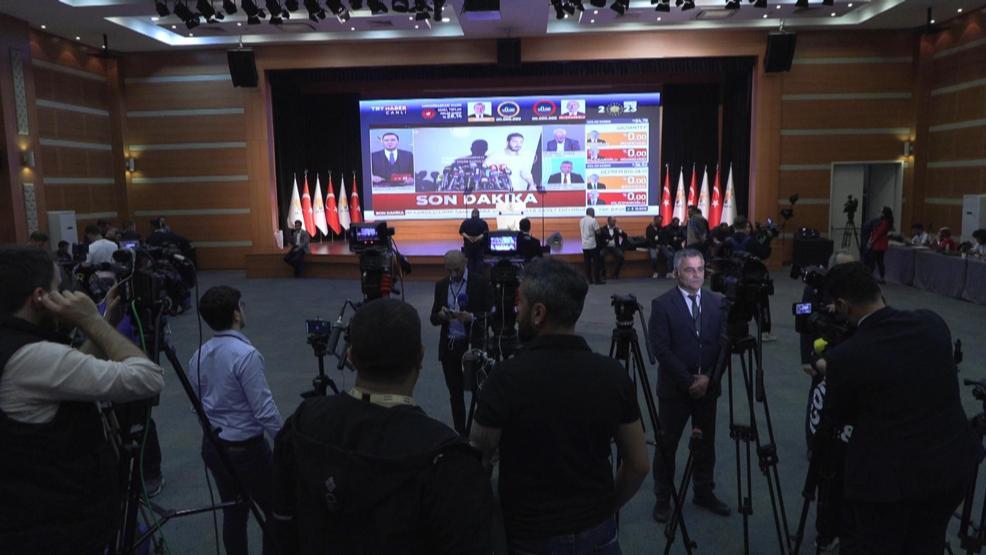 AK Parti İstanbul İl Başkanlığı önünde hareketlilik