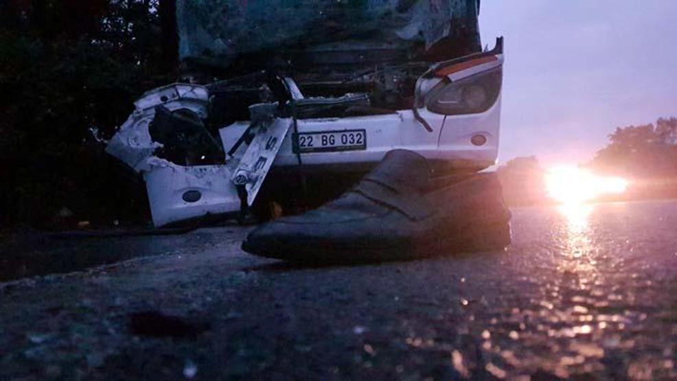 AK Parti seçmenlerini taşıyan otobüs TIRa çarptı: 1i ağır 22 yaralı