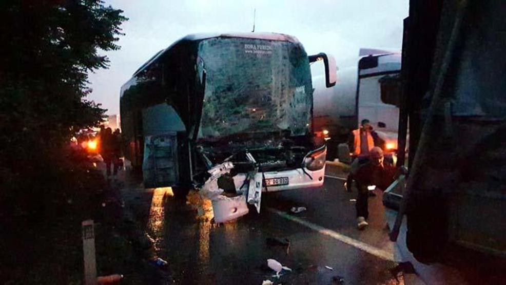 AK Parti seçmenlerini taşıyan otobüs TIRa çarptı: 1i ağır 22 yaralı
