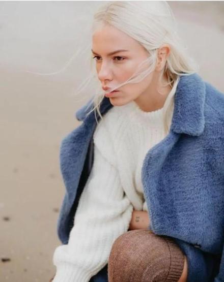 Seçil Gür kırmızı elbiseli pozlarıyla sosyal medyada olay yarattı