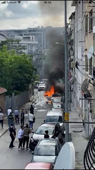 Beyoğlunda park halindeki otomobil alev alev yandı
