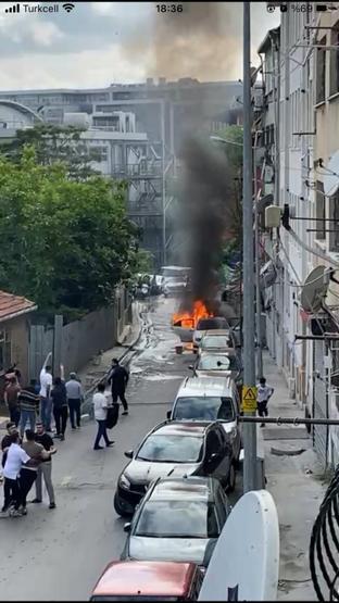 Beyoğlunda park halindeki otomobil alev alev yandı