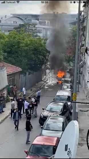 Beyoğlunda park halindeki otomobil alev alev yandı