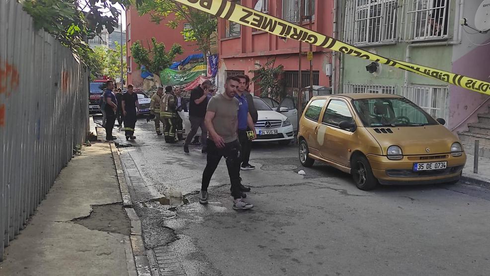 Beyoğlunda park halindeki otomobil alev alev yandı