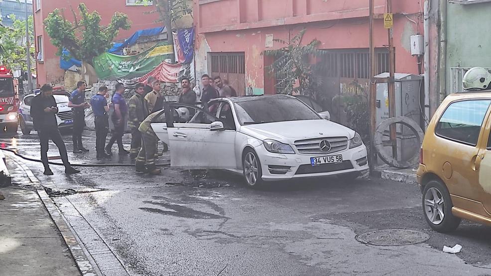 Beyoğlunda park halindeki otomobil alev alev yandı