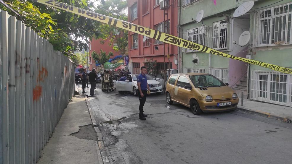 Beyoğlunda park halindeki otomobil alev alev yandı