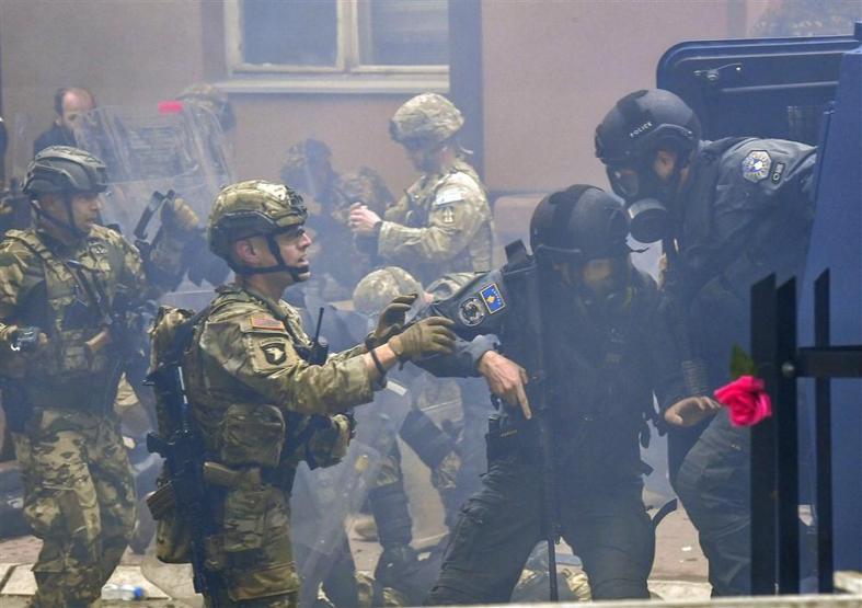 Balkanlarda tansiyon yükseliyor NATOdan flaş açıklama: Kabul edilemez