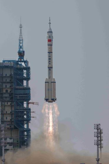 Çin, uzaya ilk sivil astronotu gönderdi