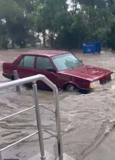 İzmir’i yine sağanak vurdu, manzara değişmedi