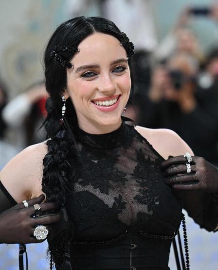Billie Eilish kadınsı tarzına gelen eleştirilere ateş püskürdü