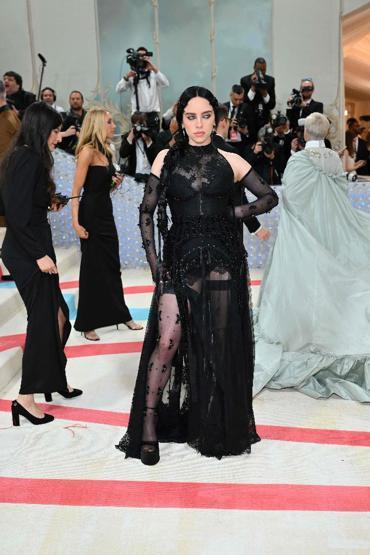Billie Eilish kadınsı tarzına gelen eleştirilere ateş püskürdü