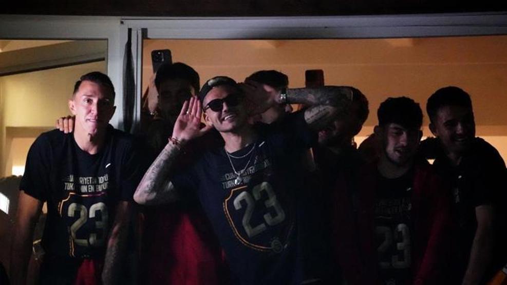 Galatasaray şampiyonluğu Florya’da taraftarıyla kutladı