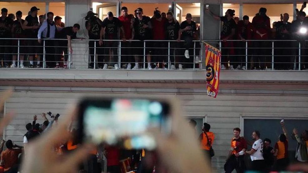 Galatasaray şampiyonluğu Florya’da taraftarıyla kutladı
