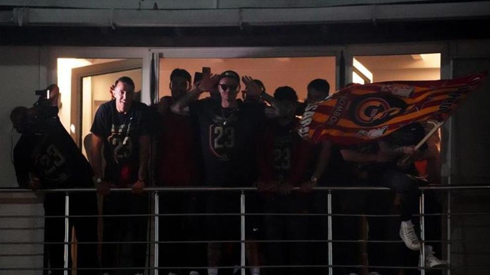 Galatasaray şampiyonluğu Florya’da taraftarıyla kutladı