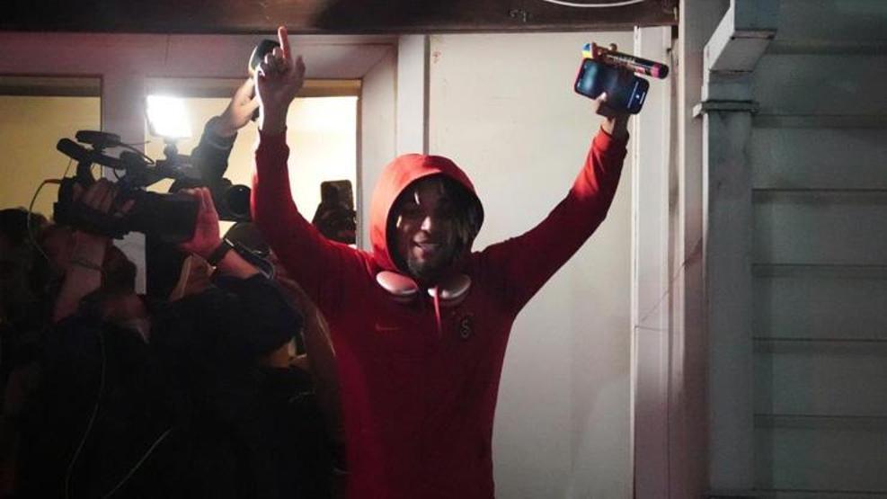 Galatasaray şampiyonluğu Florya’da taraftarıyla kutladı