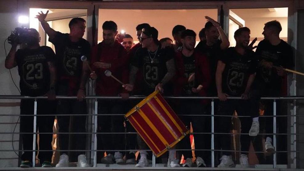 Galatasaray şampiyonluğu Florya’da taraftarıyla kutladı