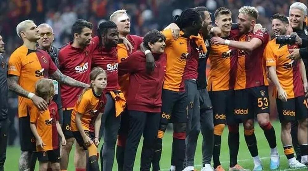 Galatasaraylı ünlüler şampiyonluğu böyle kutladı