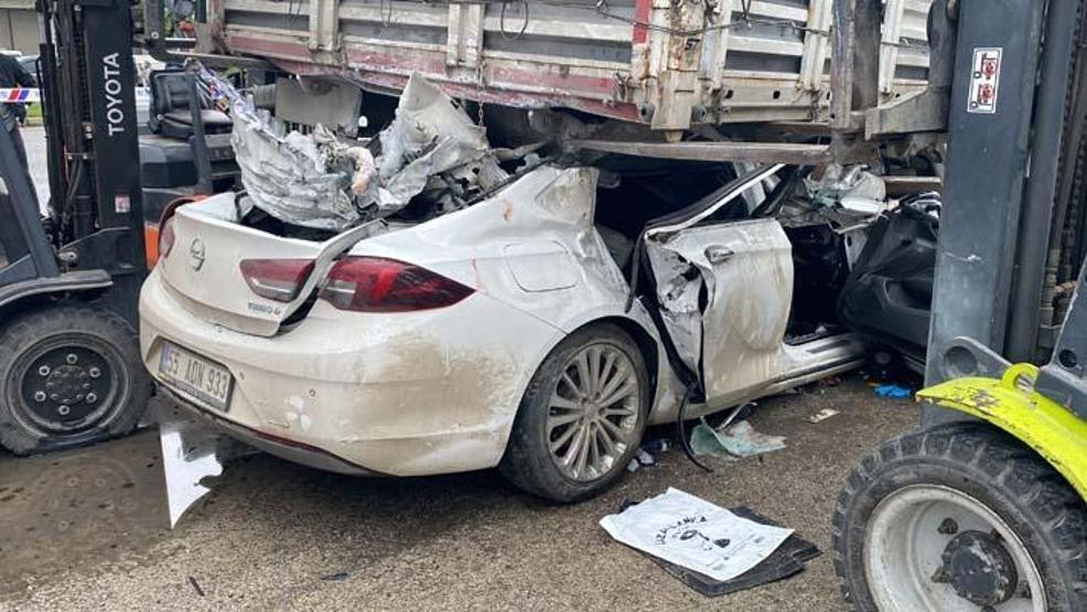 TIRın dorsesine çarpan otomobilin sürücüsü öldü, 8 yaşındaki kızı yaralandı