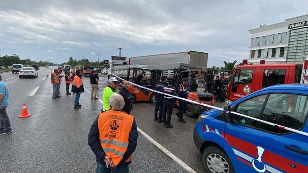 TIRın dorsesine çarpan otomobilin sürücüsü öldü, 8 yaşındaki kızı yaralandı