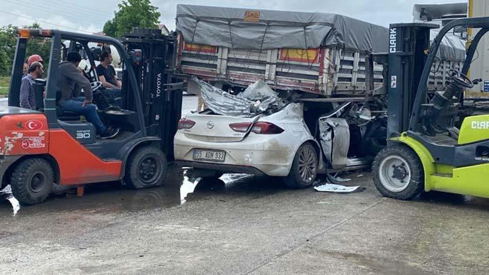 TIRın dorsesine çarpan otomobilin sürücüsü öldü, 8 yaşındaki kızı yaralandı