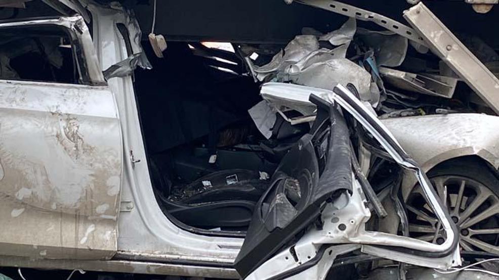TIRın dorsesine çarpan otomobilin sürücüsü öldü, 8 yaşındaki kızı yaralandı