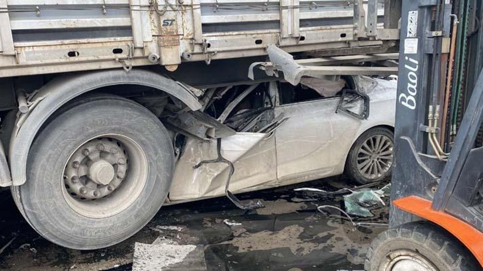 TIRın dorsesine çarpan otomobilin sürücüsü öldü, 8 yaşındaki kızı yaralandı