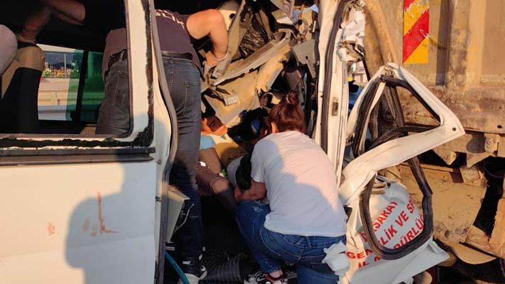 Bursada sporcuları taşıyan servis minibüsü hafriyat kamyonuna çarptı: 1 ölü, 16 yaralı