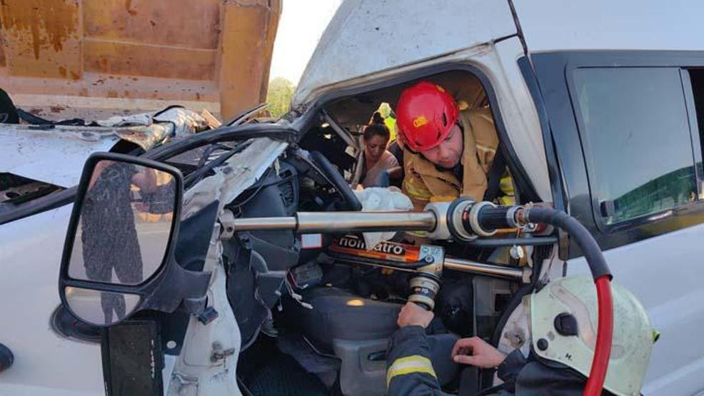 Bursada sporcuları taşıyan servis minibüsü hafriyat kamyonuna çarptı: 1 ölü, 16 yaralı