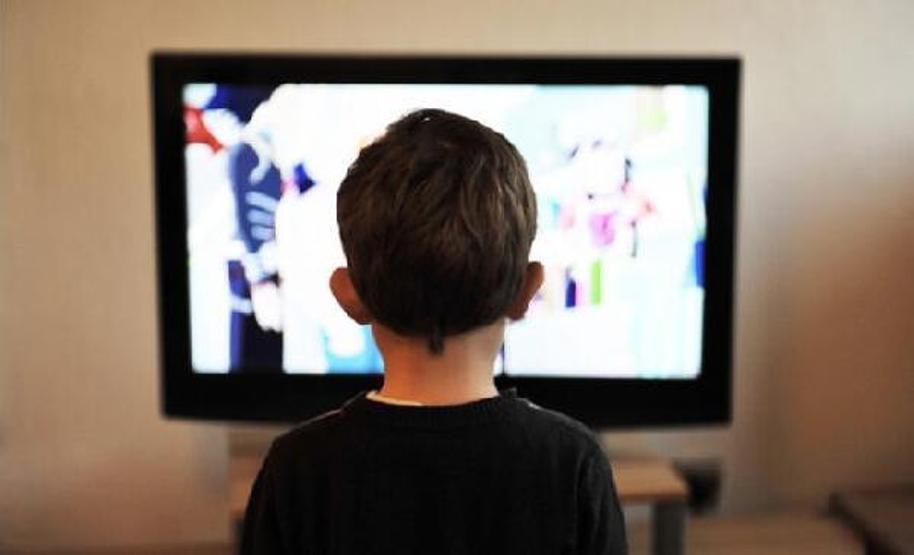 Çocuğunuz yüksek sesle televizyon izliyorsa işitme kaybı olabilir Çocuklarda işitme kaybı belirtileri