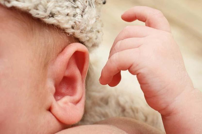 Çocuğunuz yüksek sesle televizyon izliyorsa işitme kaybı olabilir Çocuklarda işitme kaybı belirtileri