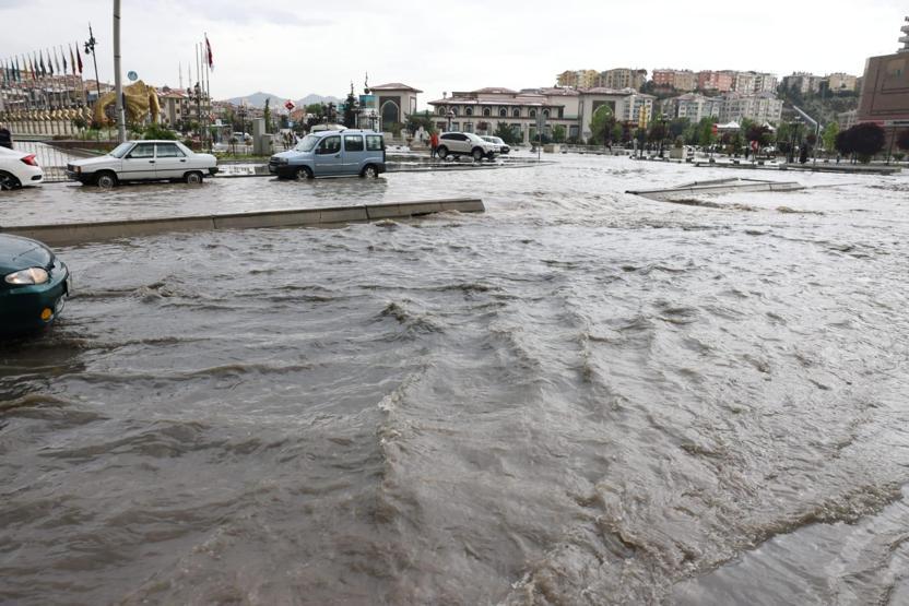 Son dakika.. Bugün için saat verildi Ankarada yeniden sel alarmı