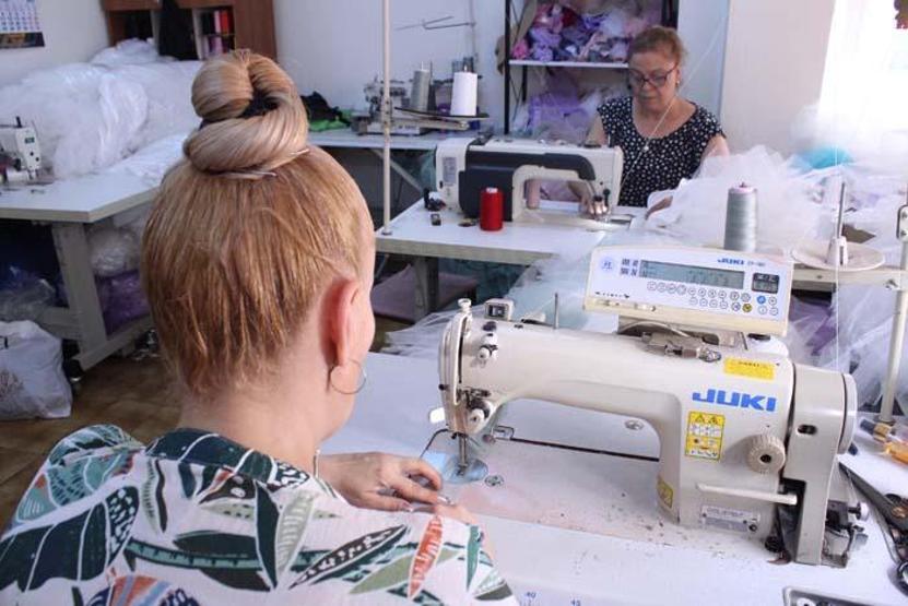 Çocuklara özel abiyeleri ülkenin dört bir yanına gönderiyor