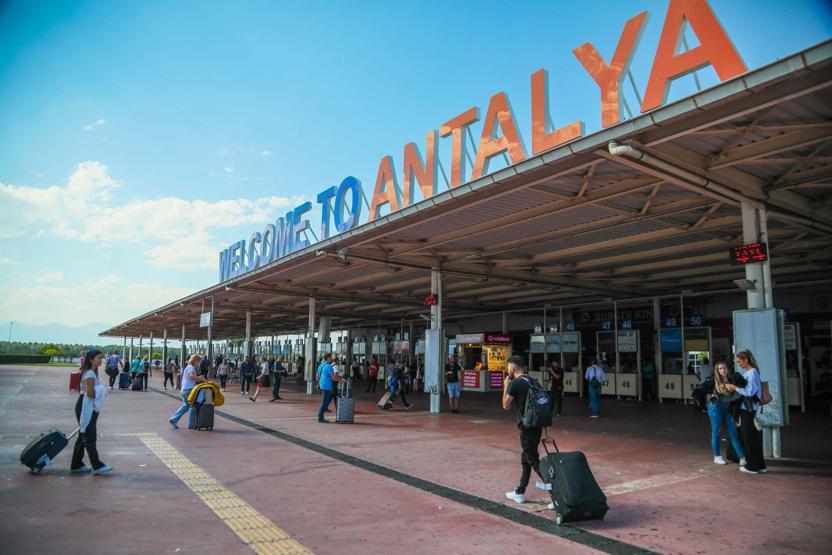 Antalyaya turist akını Sezona rekor başlangıç